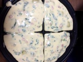 在华夫模里倒入面糊