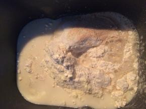 把面团原料中除了黄油外的所有材料放进面包机里，启动面包机