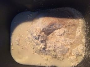 把面团原料中除了黄油外的所有材料放进面包机里，启动面包机