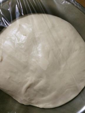 然后取出排气、醒发十五分钟