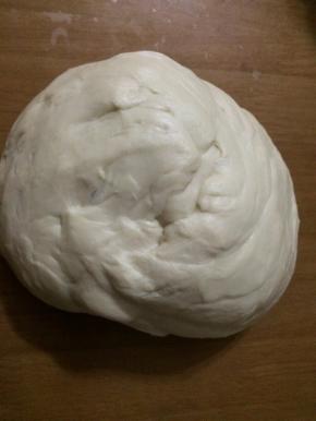 将面团放进干净的盆中，盖上保鲜膜，发至原面团的二倍大