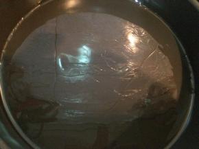 将烤盘底部涂上色拉油