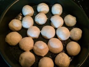 将搓好的小球排入