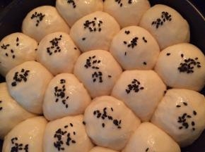 然后取出在表面涂上鸡蛋液，并撒上黑芝麻