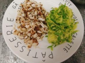 香菇和云南小瓜挤出水后备用