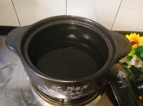 准备一口砂锅，加水并烧开