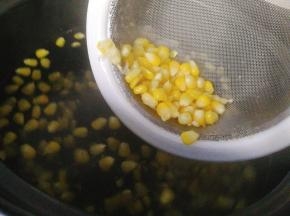 水开后加玉米煮1分钟即可