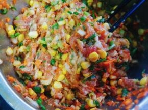 馅料就完成了 包上保鲜膜
