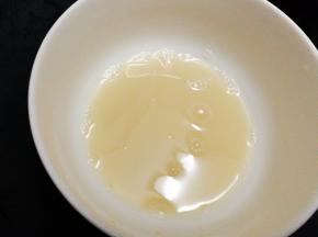 酵母粉用少量温水混合并激发。