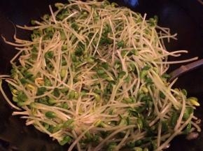 翻炒一下，加入适量的水煮开，待用