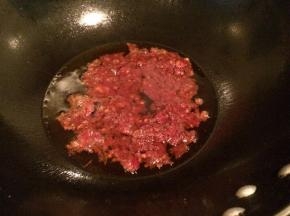 在煮绿豆苗的过程中可以另起油锅，炒调料，先将郫县豆瓣酱入油锅