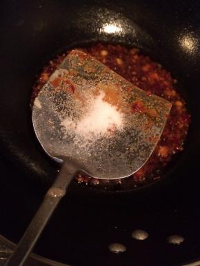 加入适量的盐调味