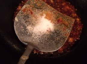 加入适量的盐调味