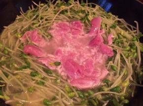 这时候，另一煮的汤汁也开了，倒入肉片