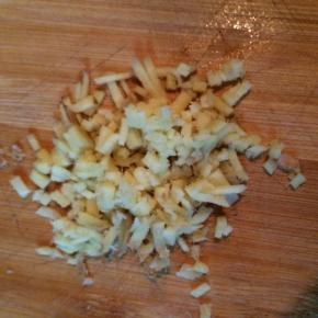 把生姜切成小颗粒