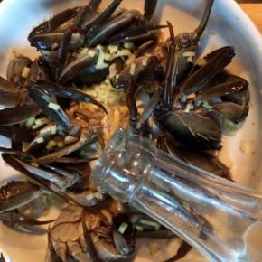 然后倒入适量的绍兴黄酒