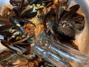 然后倒入适量的绍兴黄酒