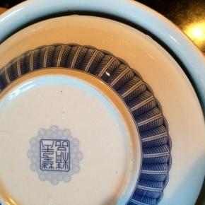 在蟹上反扣一个盘子，进锅蒸十五分钟左右