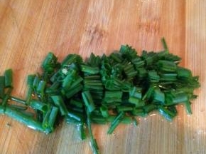 把香葱切碎