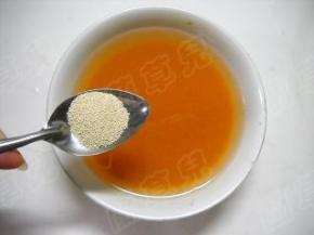 胡萝卜打汁，兑入适量温水，加入酵母。