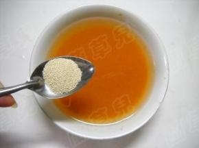 胡萝卜打汁，兑入适量温水，加入酵母。
