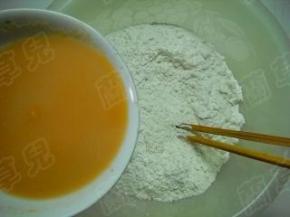 将胡萝卜酵母水倒入面粉中。