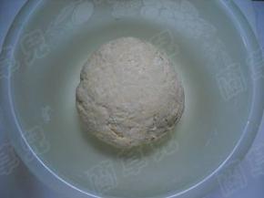 和好揉匀成光滑面团，置温暖处发酵。