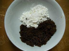 红糖放入碗中，加入少许面粉；充分调匀，成粉状馅料。