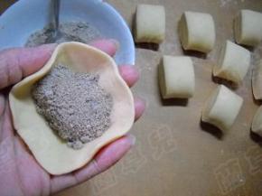 面团发酵好；排气、揉匀，分成小剂子；包入红糖馅料。