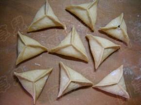 包好的糖三角，饧发。