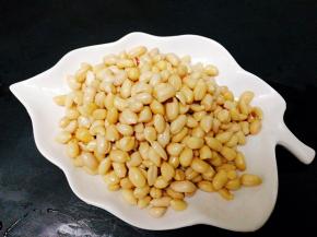 花生仁，是提前一天准备好，首先先用开水泡制花生米，剥皮备用，如图