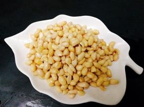 花生仁，是提前一天准备好，首先先用开水泡制花生米，剥皮备用，如图