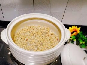 蒸笼煲里加入冰糖，花生仁，清水