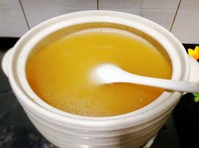 花生汤这时还没好，保持中小火，盖子盖上，煲15分钟左右