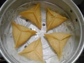 饧发好的糖三角放入笼屉中。