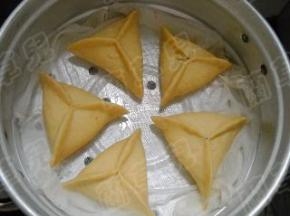 饧发好的糖三角放入笼屉中。