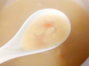再中小火煲15分钟，汤汁变白即可出锅