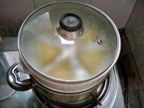 锅中水开，放入笼屉，隔水蒸20分钟；关火后，虚蒸5分钟。