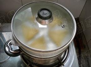 锅中水开，放入笼屉，隔水蒸20分钟；关火后，虚蒸5分钟。