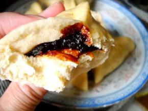 糖三角蒸好，稍凉一会再吃，以免被红糖汁烫伤。