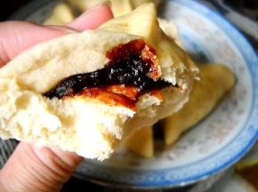 糖三角蒸好，稍凉一会再吃，以免被红糖汁烫伤。