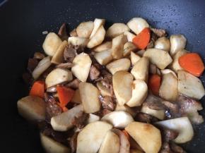 加酱油耗油翻炒均匀