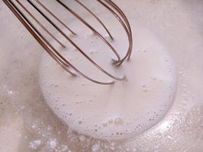 油和奶放入干净的碗里搅拌至乳化。