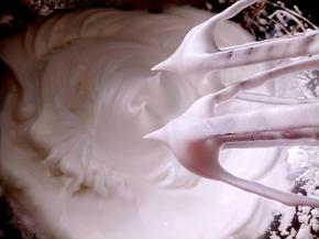 蛋白分三次加糖打到尖角