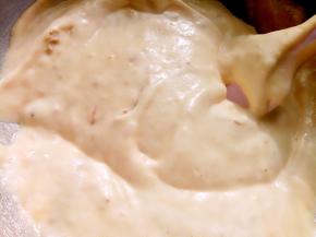 再与剩下的三分之二蛋白糊混合翻拌均匀。