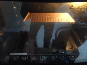 盖上盖子，放入预热好的烤箱中下层，160度35分钟