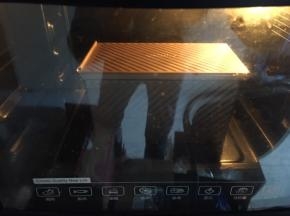 盖上盖子，放入预热好的烤箱中下层，160度35分钟