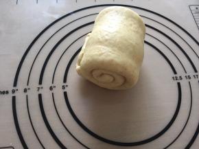 从下往上卷起，放入吐司模具中