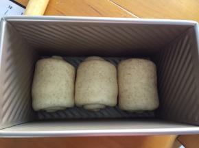 如果时间急，放入烤箱二次发酵40分钟，昨天天气好，我是直接室温发酵的，