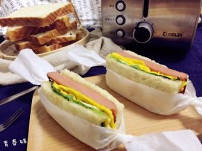 用油纸包一下，三明治就做好了